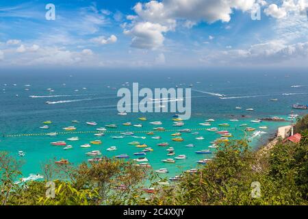 Vue panoramique aérienne de l'île de Koh LAN, Thaïlande en été Banque D'Images