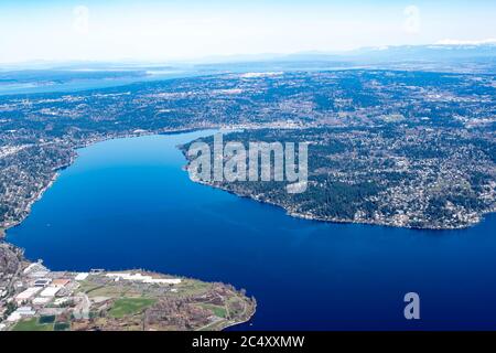 Vue aérienne de l'île Mercer, du Homer Hadley Memorial Bridge et du pont Lacey Murrow Seattle USA Banque D'Images