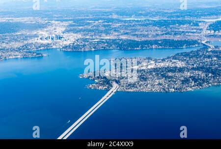 Vue aérienne de l'île Mercer, du Homer Hadley Memorial Bridge et du pont Lacey Murrow Seattle USA Banque D'Images