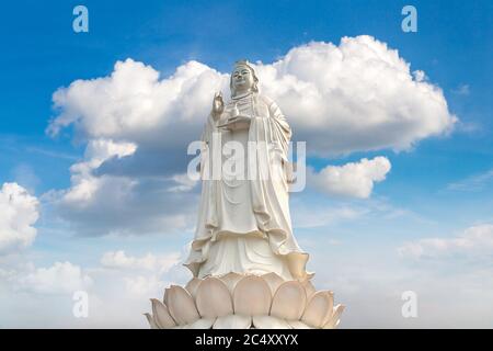 Statue de Bouddha blanc (Bouddha de la Vierge) à la Pagode Linh Ung, Danang, Vietnam en une journée d'été Banque D'Images