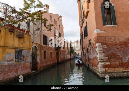 Venise, Italie - VERS 2020: Vue sur un canal d'eau vide à Venise Italie. Concept des effets de la condamnation due au coronavirus COVID-19. Pittoresque Banque D'Images