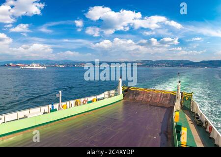 Ferry à Dardanelles détroit, Turquie dans une belle journée d'été Banque D'Images