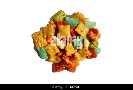 Japon mix isolé sur fond blanc, vue de dessus. Pile de craquelins de riz japonais, mélange traditionnel japonais. Vue de dessus. Banque D'Images