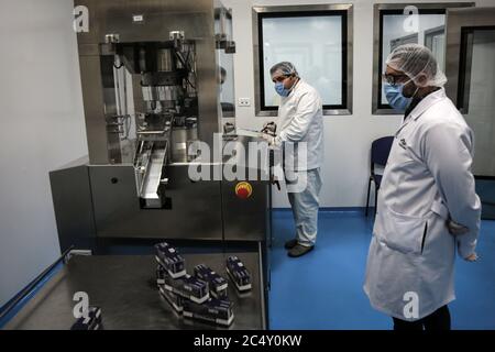 Giza, Égypte. 29 juin 2020. Les employés de la société pharmaceutique égyptienne Eva Pharma travaillent sur la ligne de production de Remdesivir, un médicament antiviral à large spectre qui a été approuvé comme traitement spécifique pour le COVID-19. EVA Pharma a commencé cette semaine la production de Remdesivir avec une capacité de production pouvant atteindre 1.5 millions de doses par mois. Crédit : Fadel Dawood/dpa/Alay Live News Banque D'Images