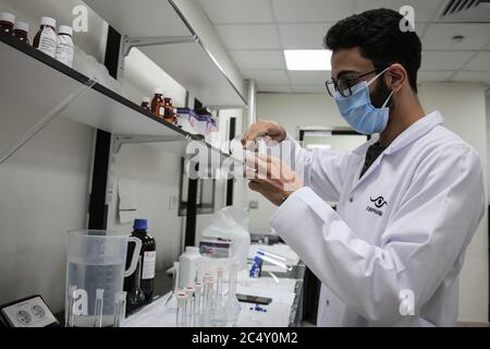 Giza, Égypte. 29 juin 2020. Un employé de la société pharmaceutique égyptienne Eva Pharma travaille sur la ligne de production de Remdesivir, un médicament antiviral à large spectre qui a été approuvé comme traitement spécifique pour le COVID-19. EVA Pharma a commencé cette semaine la production de Remdesivir avec une capacité de production pouvant atteindre 1.5 millions de doses par mois. Crédit : Fadel Dawood/dpa/Alay Live News Banque D'Images