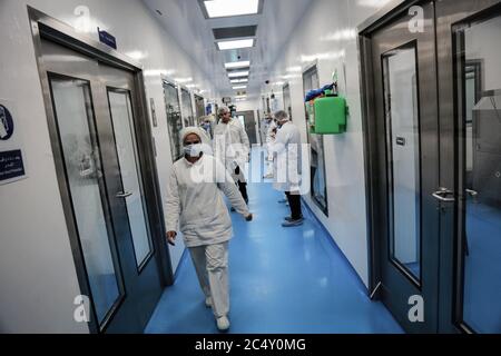 Giza, Égypte. 29 juin 2020. Les employés de la société pharmaceutique égyptienne Eva Pharma opèrent dans l'usine de la société, où la production de Remdesivir, un médicament antiviral à large spectre approuvé comme traitement spécifique pour COVID-19, a commencé cette semaine avec une capacité de production pouvant atteindre 1.5 millions de doses par mois. Crédit : Fadel Dawood/dpa/Alay Live News Banque D'Images