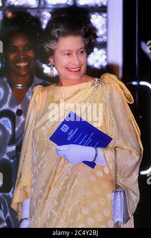 Une Reine Elizabeth II souriante de HRH, qui assistait à un spectacle de gala au Frank Collymore Hall, au cours de sa visite royale de quatre jours à la Barbade du 8 au 11 mars 19 Banque D'Images