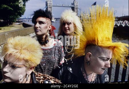 Punk Girls près de Tower Bridge, Londres. Angleterre, Royaume-Uni. Vers les années 1980 Banque D'Images