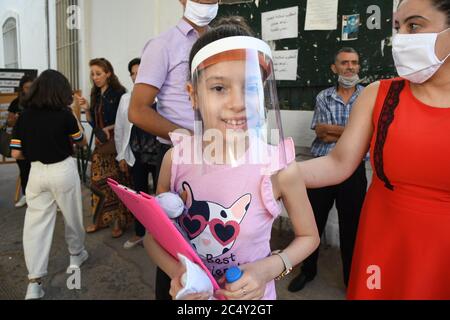 Tunisie, Tunis. 29 juin 2020. Un étudiant portant un masque facial participe à l'examen d'entrée à l'école secondaire en présence d'une pandémie COVID-19 en Tunisie, à Tunis, le 29 juin 2020. Crédit: Adel Ezzine/Xinhua/Alamy Live News Banque D'Images