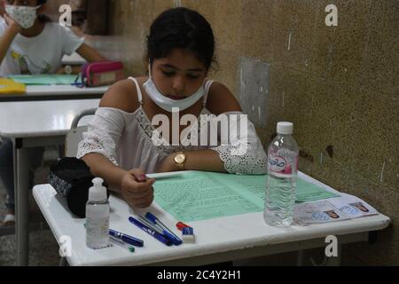 Tunisie, Tunis. 29 juin 2020. Les élèves assistent à l'examen d'entrée à l'école secondaire en raison de la pandémie COVID-19 en Tunisie, à Tunis, le 29 juin 2020. Crédit: Adel Ezzine/Xinhua/Alamy Live News Banque D'Images