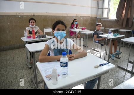 Tunisie, Tunis. 29 juin 2020. Les élèves assistent à l'examen d'entrée à l'école secondaire en raison de la pandémie COVID-19 en Tunisie, à Tunis, le 29 juin 2020. Crédit: Adel Ezzine/Xinhua/Alamy Live News Banque D'Images