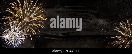 Feux d'artifice, feux d'artifice en sylvester blanc-doré sur fond en bois noir-brun et espace pour le texte Banque D'Images