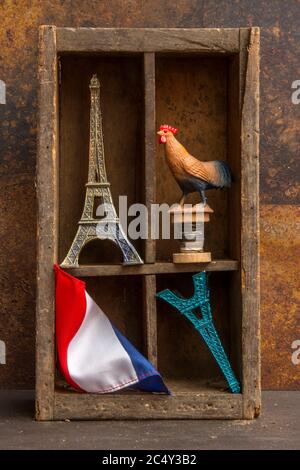 Symbole français dans une boîte en bois, concept Tour Eiffel Banque D'Images