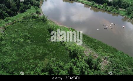 Vue aérienne des plaisanciers sur le ruisseau Crosshicks près de la rivière Delaware à Bordentown, NJ la zone herbeuse sur la rive était le site du parc Bonaparte Banque D'Images