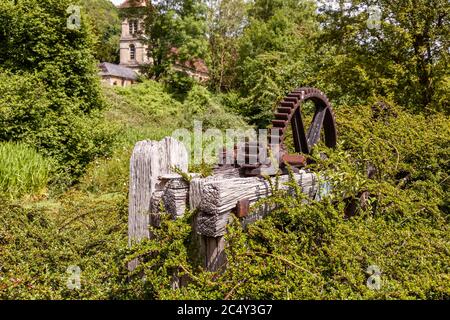 Vieux machinerie sur la Tamise et le canal Severn sous Christ Church à Chalford, Gloucestershire, Royaume-Uni Banque D'Images