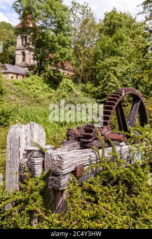 Vieux machinerie sur la Tamise et le canal Severn sous Christ Church à Chalford, Gloucestershire, Royaume-Uni Banque D'Images