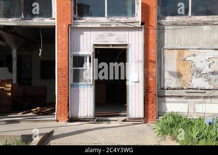 un vieux magasin abandonné et abandonné, vandalisé et endommagé, a laissé tomber Banque D'Images