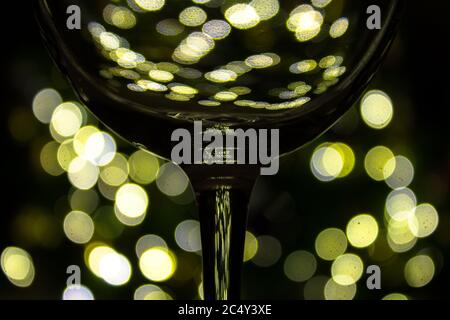 Magnifique détail verre de vin avec lumières d'arbre de noël floues en arrière-plan Banque D'Images