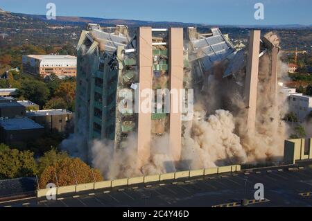 Démolition de bâtiments par implosion Banque D'Images