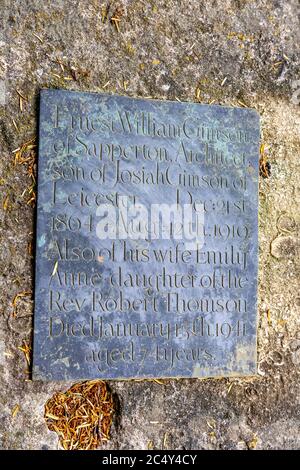 Tombe d'Ernest Gimson architecte et concepteur de meubles dans le cimetière de l'église St Kenelms, dans le village de Sapperton, dans les Cotswolds Banque D'Images