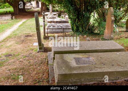 Tombes des frères Ernest & Sidney Barnsley architectes et designers d'art et de meubles dans le cimetière de l'église St Kenelms à Sapperton, Glos Banque D'Images