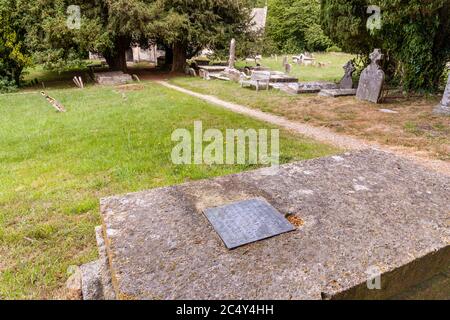 Tombe d'Ernest Gimson architecte et concepteur de meubles dans le cimetière de l'église St Kenelms, dans le village de Sapperton, dans les Cotswolds Banque D'Images