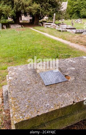 Tombe d'Ernest Gimson architecte et concepteur de meubles dans le cimetière de l'église St Kenelms, dans le village de Sapperton, dans les Cotswolds Banque D'Images