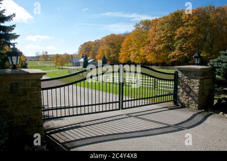 King City, Ontario / Canada - 10/19/2012: Une entrée de ferme équestre avec une porte en fer. Banque D'Images