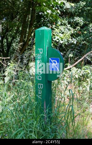 Panneau indiquant le passage de Bay sur une route étroite au parc aquatique Kingsbury, un parc de campagne de 600 hectares dans le nord du Warwickshire, Royaume-Uni Banque D'Images