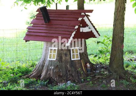 une belle vieille maison rustique pour orf et gnome cabane dans un champ de campagne Banque D'Images