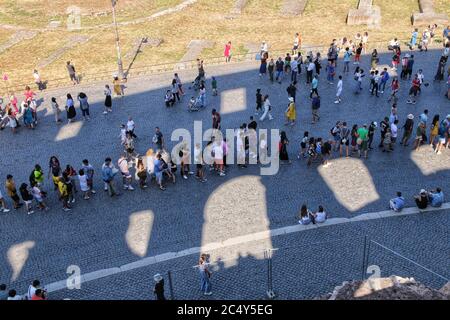 Colloseum, Rome, Italie 18 juillet 2019 attente en ligne lors d'une chaude journée d'été pour acheter des billets pour visiter le Colloseum à Rome, Italie Banque D'Images