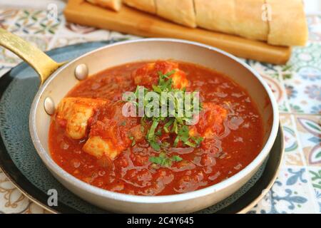 Chakhokhbili, savoureux ragoût de poulet géorgien avec tomates et herbes Banque D'Images