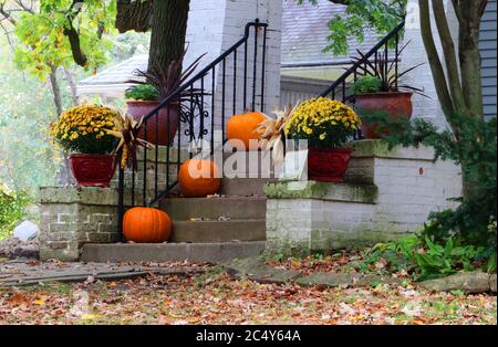 Escalier d'entrée principal et porche de la vieille maison décorée pour les vacances d'automne. Concept Halloween. Arrière-plan de chute. Banque D'Images