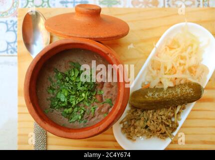 Délicieuse soupe épaisse de haricots rouges traditionnels géorgiens avec de l'herbe et des épices appelée Lobio Nigozit Banque D'Images