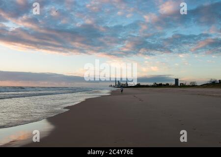 Une promenade tôt le matin au lever du soleil sur la plage du Spit, Gold Coast Banque D'Images