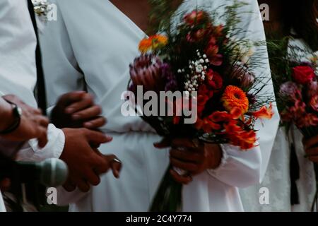 Une mariée saisit un bouquet de la faune australienne indigène à son mariage Banque D'Images