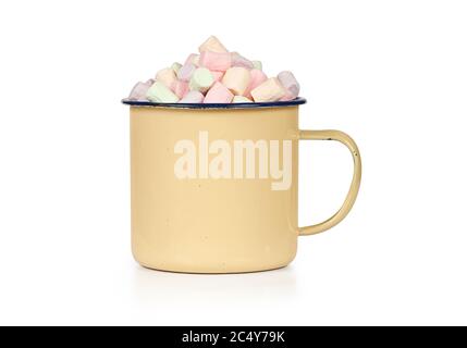 Guimauves dans un mug rétro émaillé isolé sur fond blanc avec un chemin de coupure Banque D'Images