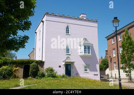 Maison rose construite dans le style nouveau classique, appelée "le château". Partie de l'expérience de Prince Charles en urbanisme à Poundbury. Dorchester, Dorset. Banque D'Images