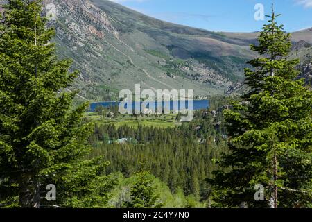 Lac d'argent sur la boucle de juin Lake ( autoroute 158 ) du sentier de Yost creek dans les montagnes de la Sierra Nevada, Californie , Etats-Unis. Juin 2020 Banque D'Images