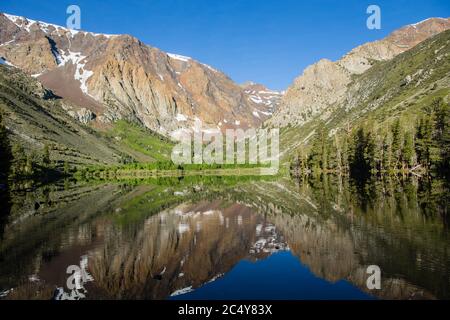 Parker Lake est niché dans un petit canyon dans les montagnes de l'est de la Sierra Nevada, éclipsé par les 12,000 pieds de sommets de la Sierra Crest Californie, États-Unis Banque D'Images