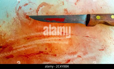 Couteau tranchant avec concept de sang, prise de vue en studio Banque D'Images