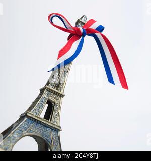 Réplique tour eiffel avec un ruban aux couleurs de la France Banque D'Images