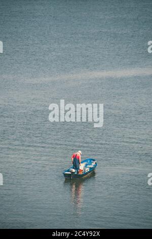 Pêcheur dans un bateau au Danube Banque D'Images