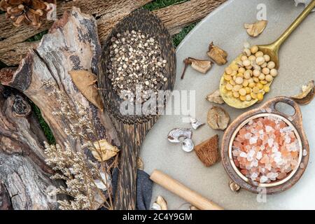 Sel rose himalayan et diverses épices aux herbes de style rustique sur fond de baume. Herbes naturelles médecine, plantes biologiques et concept sain, Sele Banque D'Images