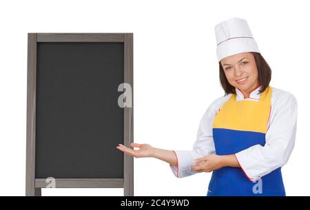 Belle jeune femme Chef près de blanc Menu en bois Blackboard exposition extérieure sur un fond blanc Banque D'Images