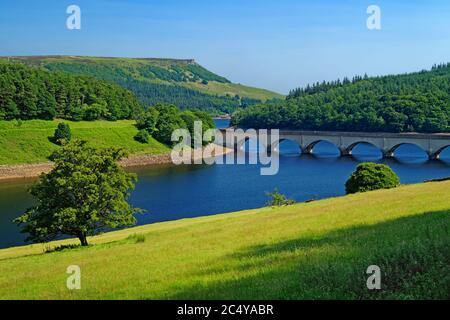 UK,Derbyshire, Peak District,Ladybower Reservoir à vers Ashopton Viaduc & Bamford Edge Banque D'Images