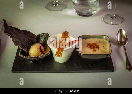 Il y a trois Bouches amuse à l'avant : crème glacée aux asperges, soupe de crabe, pâté de foie d'oie Banque D'Images