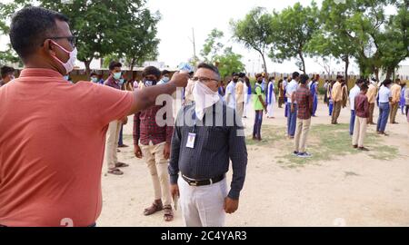 Beawar, Inde. 29 juin 2020. Un examinateur subit un balayage de température avant le 10e examen standard du conseil d'administration, dans le cadre d'une pandémie COVID-19 à Beawar. Environ 11 étudiants lakh à apparaître dans la classe X examen de sciences sociales du Conseil de l'éducation secondaire du Rajasthan (RBSE) dans plus de 6,000 centres d'examen dans l'ensemble de l'État. Toutes les normes de distance sociale ont été suivies pendant l'examen. (Photo de Sumit Saraswat/Pacific Press) crédit: Pacific Press Agency/Alay Live News Banque D'Images