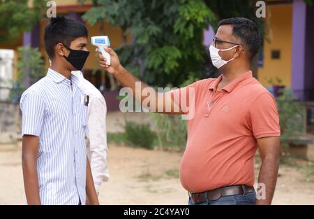 Beawar, Inde. 29 juin 2020. Les élèves subissent une analyse de température à leur arrivée pour apparaître au 10e examen standard du conseil d'administration, dans le contexte de la pandémie COVID-19 à Beawar. Environ 11 étudiants lakh à apparaître dans la classe X examen de sciences sociales du Conseil de l'éducation secondaire du Rajasthan (RBSE) dans plus de 6,000 centres d'examen dans l'ensemble de l'État. Toutes les normes de distance sociale ont été suivies pendant l'examen. (Photo de Sumit Saraswat/Pacific Press) crédit: Pacific Press Agency/Alay Live News Banque D'Images