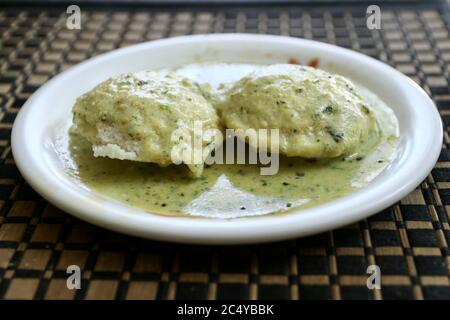 Des IDLI sont servis pour le petit déjeuner dans une assiette Banque D'Images